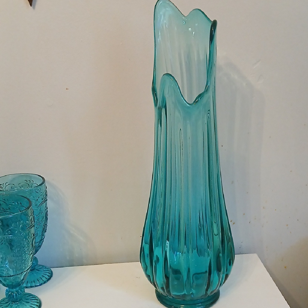Elegant Blue Glass Vase - Picture 5 of 5